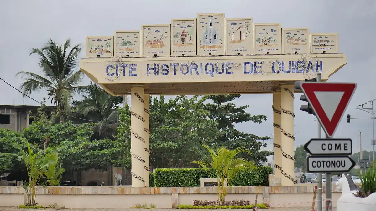 Arche d'entrée de la cité historique de Ouidah ornée de mosaïques