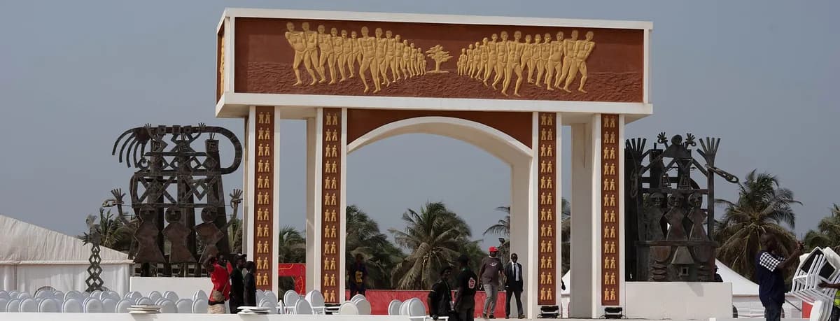 La Porte du Non-Retour de Ouidah, son bas-relief des captifs et ses deux sculptures